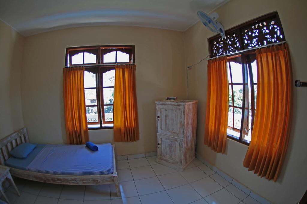 Hotel Surfers House Kuta Lombok Habitación foto